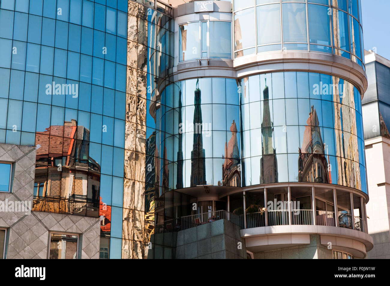 Les bâtiments reflètent dans les fenêtres en miroir de la maison Haas à Vienne, Autriche conçu par l'architecte autrichien Hans Hollein Banque D'Images