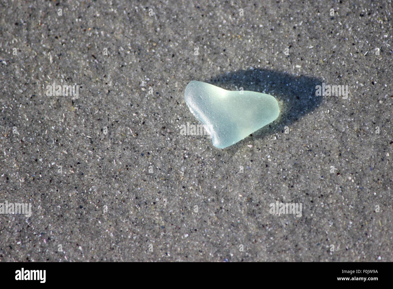 Une mer bleu pâle morceau de verre en forme de cœur sur une plage dans le Maine Banque D'Images