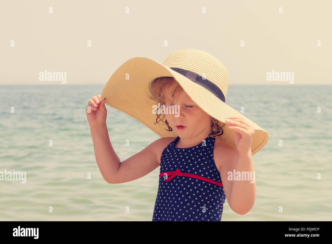 Drôle de petite fille dans un grand chapeau sur la plage, selective focus  Photo Stock - Alamy