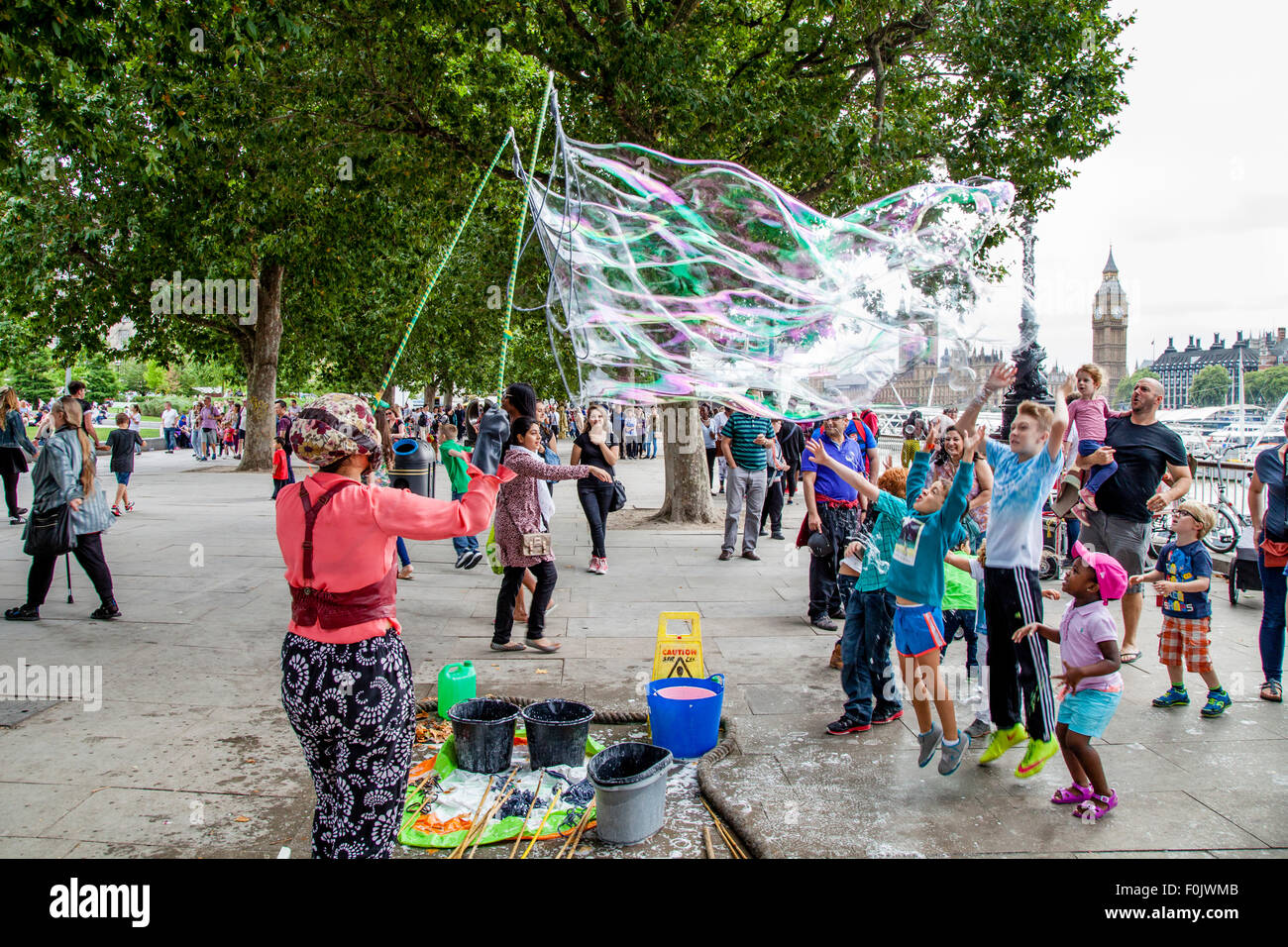 Un artiste de rue et son Bubble Show, le Southbank, Londres, Angleterre Banque D'Images