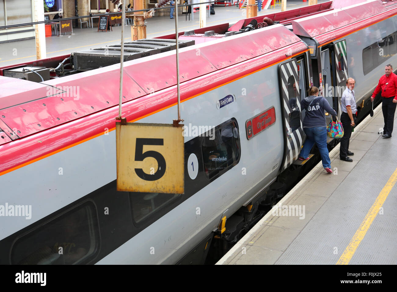 Virgin train En arrivant à une plate-forme à la gare de Crewe, Cheshire UK Banque D'Images