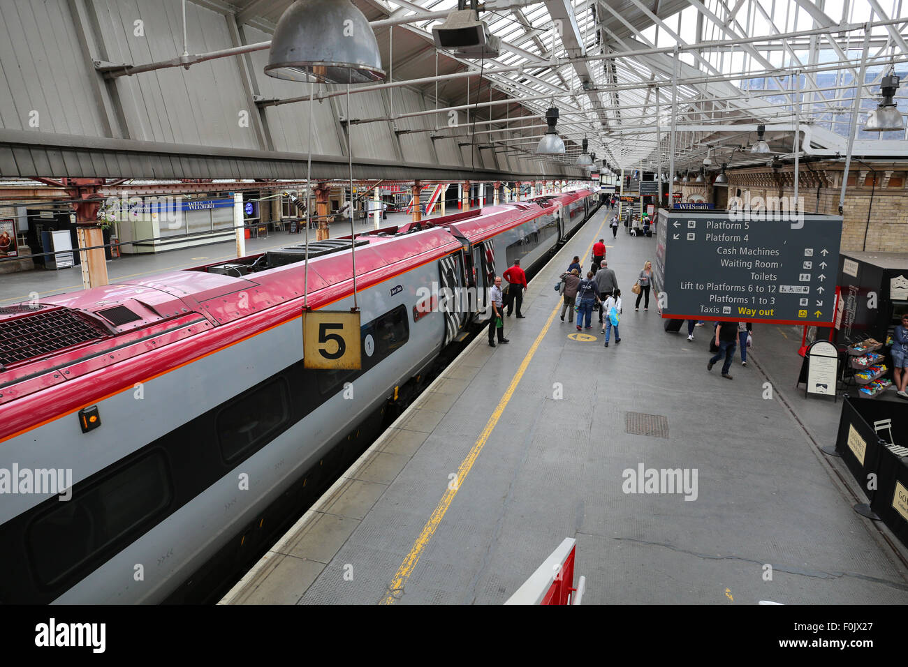 High angle view of a Virgin train de voyageurs à 5 plate-forme à la gare de Crewe. Banque D'Images