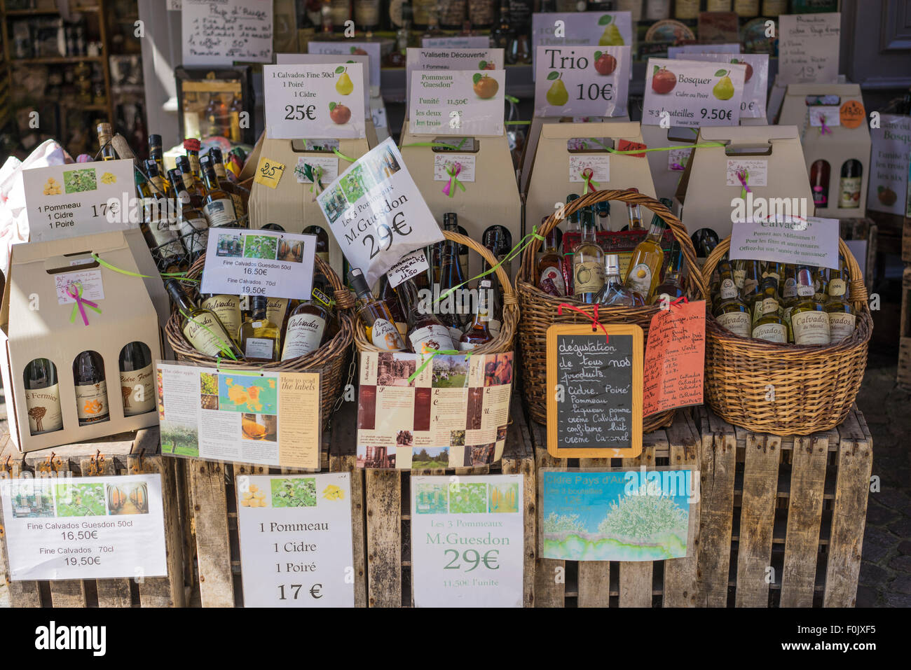 Calvados et cidre à vendre à Honfleur, Normandie, France. Banque D'Images
