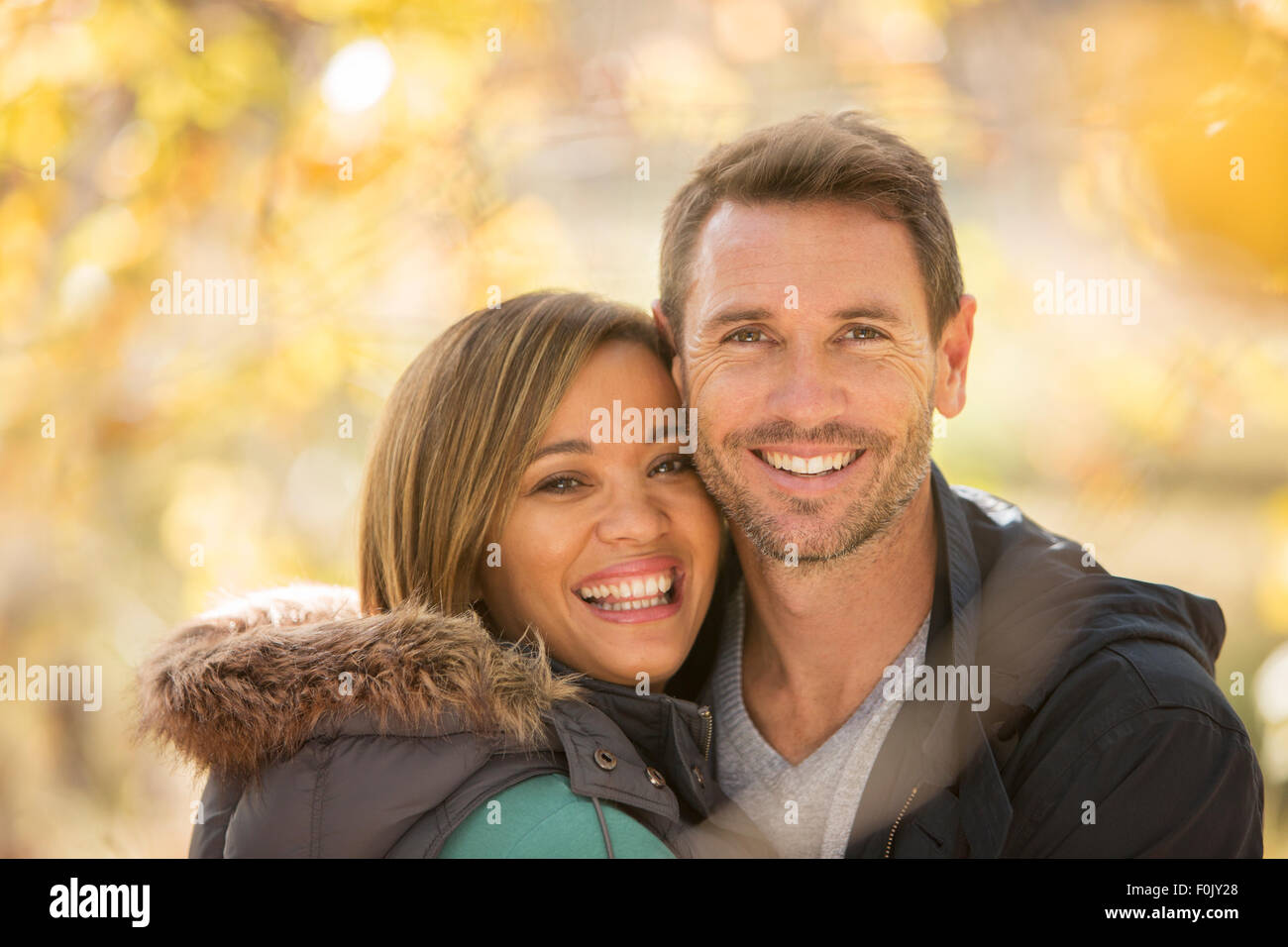 Portrait smiling couple outdoors Banque D'Images