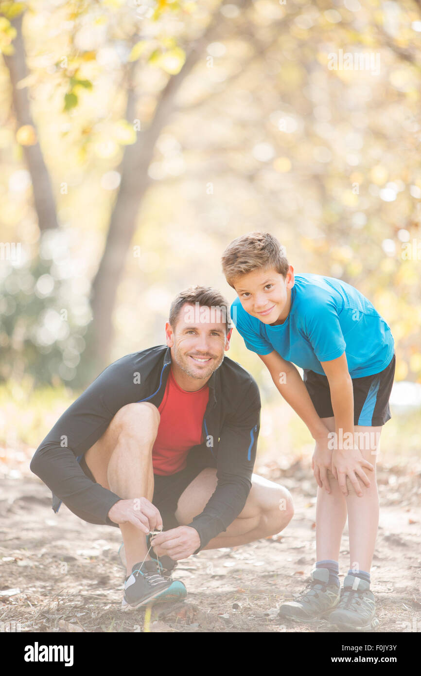 Portrait père et fils la préparation de randonnée pédestre dans les bois Banque D'Images
