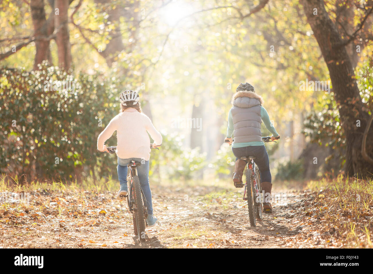 Mère et fille du vélo sur le chemin dans les bois Banque D'Images
