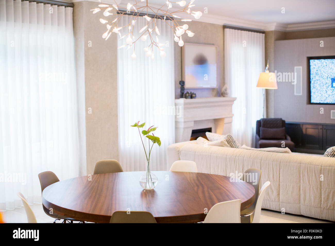 Anthurium bouquet sur le tableau ci-dessous en lustre moderne salle à manger Banque D'Images