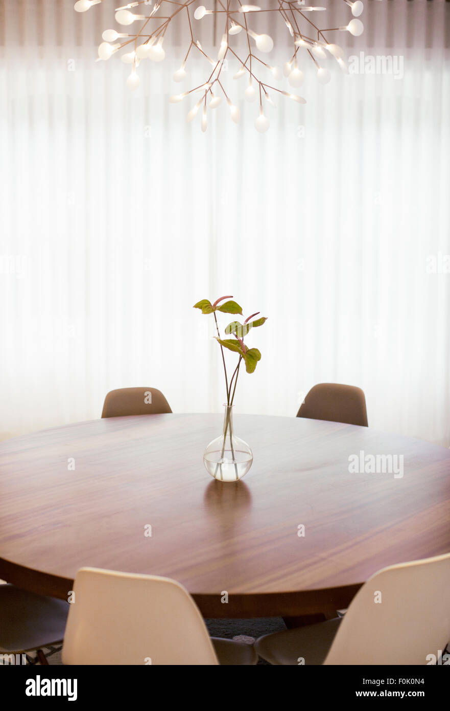 Lustre moderne sur anthurium bouquet sur table à manger ronde Banque D'Images