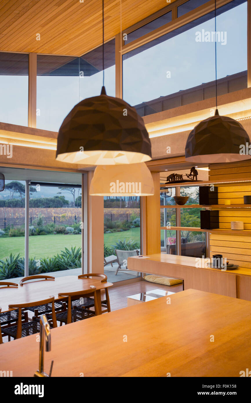 Pendentifs modernes lumineux suspendu au-dessus de l'île de cuisine en bois Banque D'Images