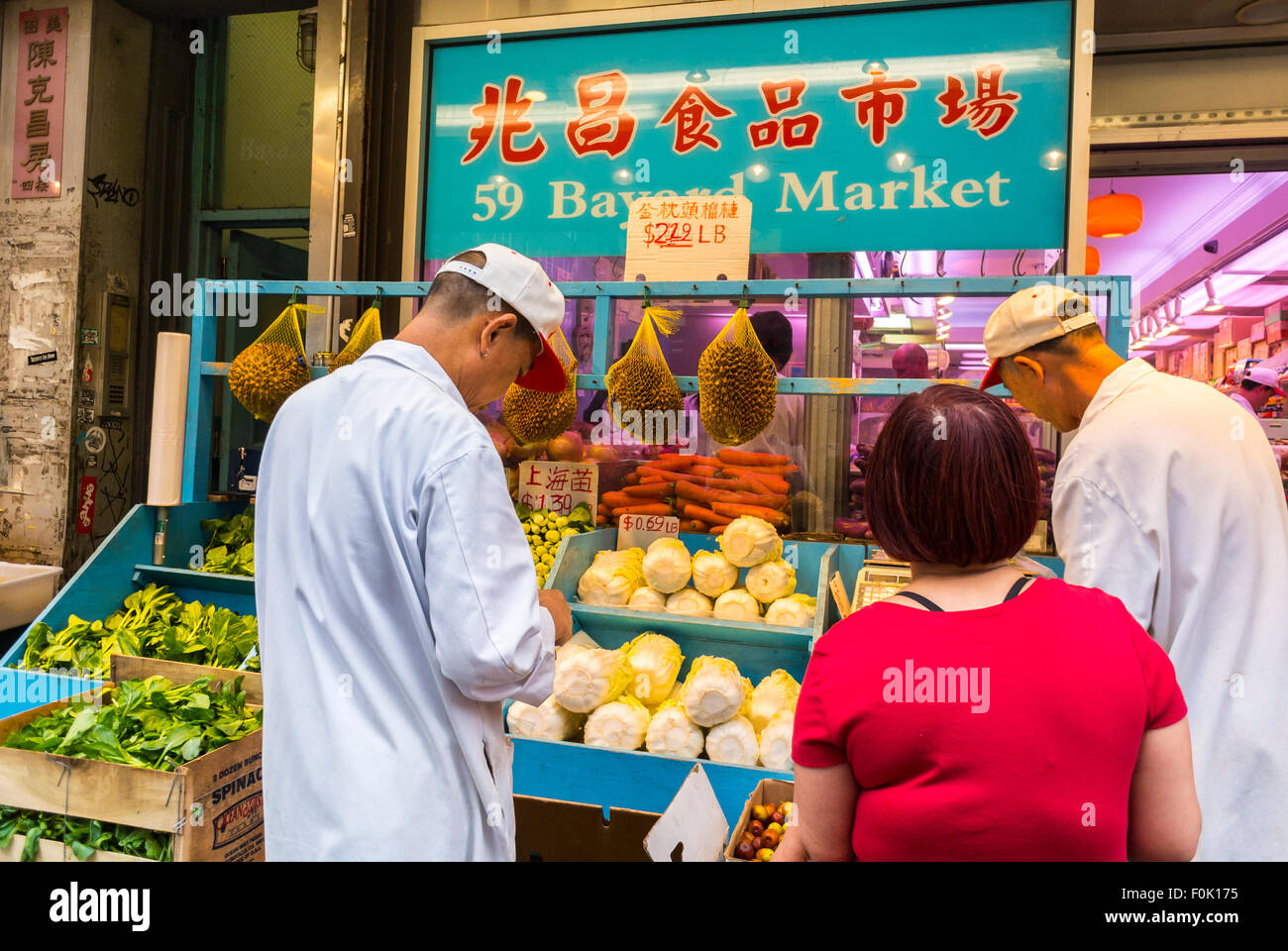 New York City, Etats-Unis, Woman Food Store, Scenes, Chinatown District, Shopping, Exotique fruit on display '59 Bayard Market' épicerie de quartier légumes Banque D'Images