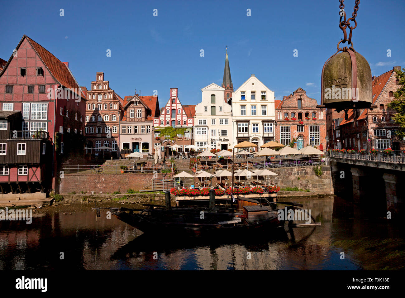 Facteur de marché et Lüneburg Vieux Port, ville hanséatique de Lunebourg, Basse-Saxe, Allemagne Banque D'Images