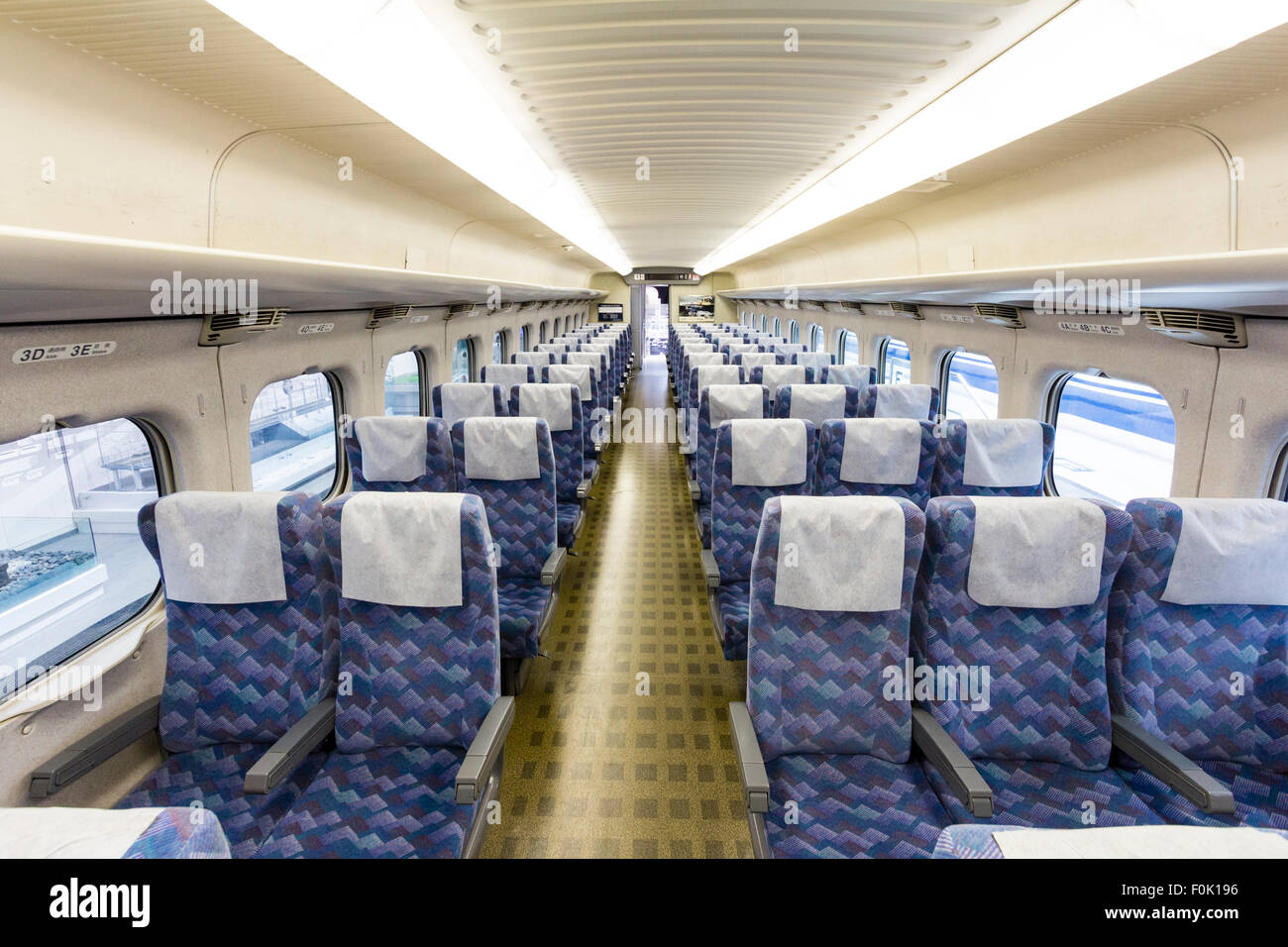 Le Japon, Nagoya, parc ferroviaire. Musée du Shinkansen. Intérieur d'une série 700 bullet train wagon 2ème classe 3 par 2 avec coin. Banque D'Images