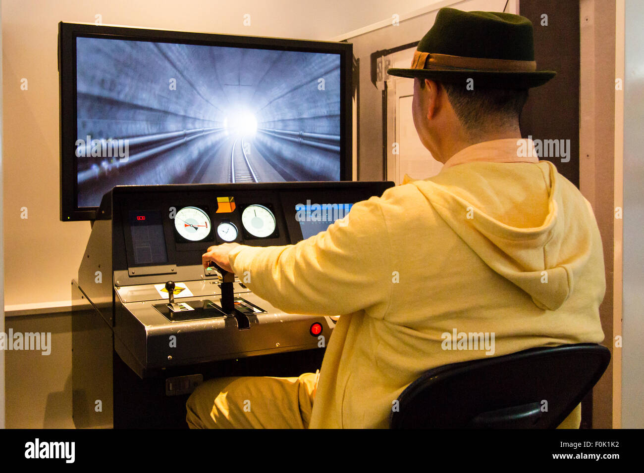 Le Japon, Nagoya, parc ferroviaire. Musée du Shinkansen. Jeune homme japonais wearing hat sitting at train simulateur de conduite au train museum. Banque D'Images