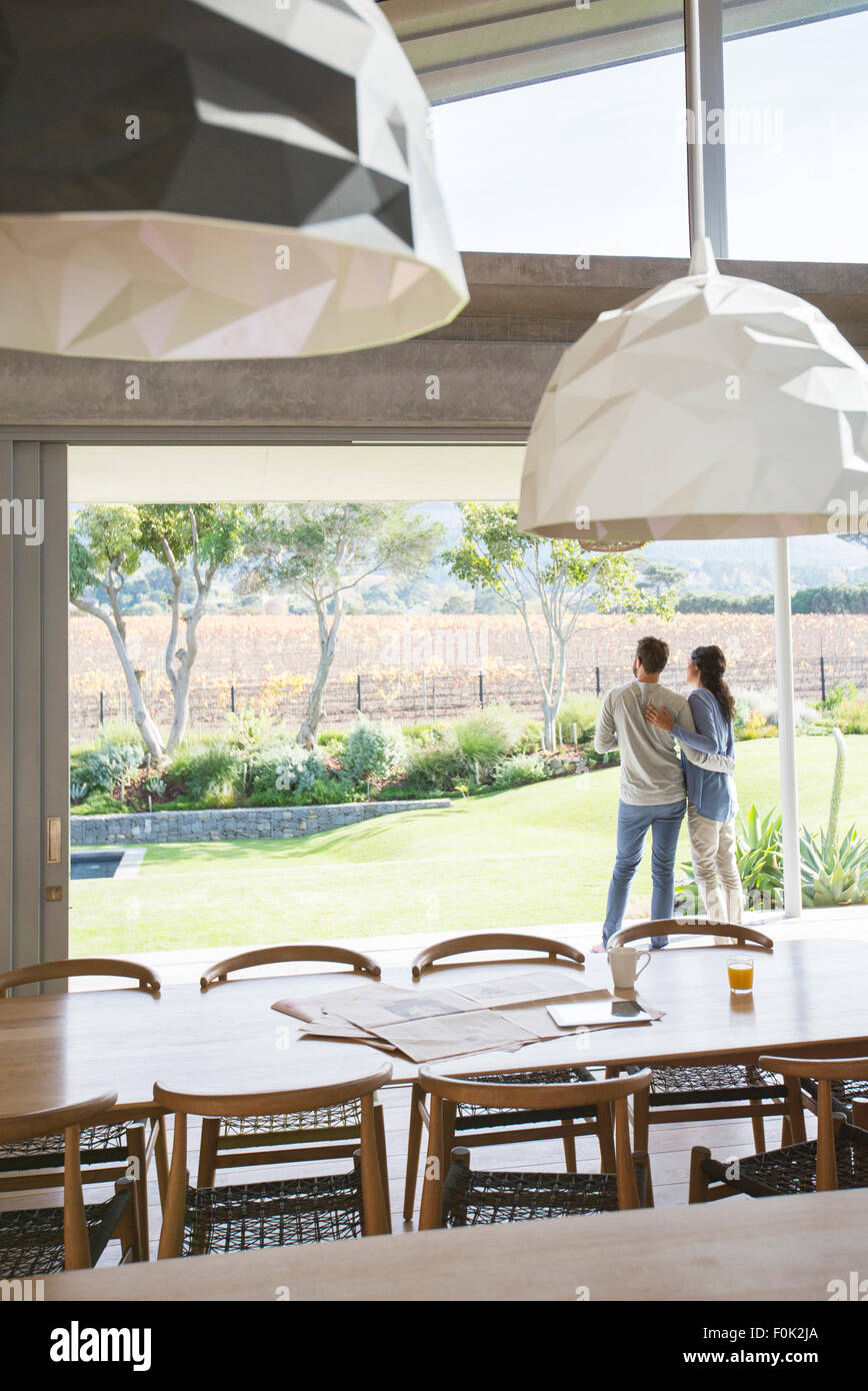 Couple hugging on patio de luxe Banque D'Images