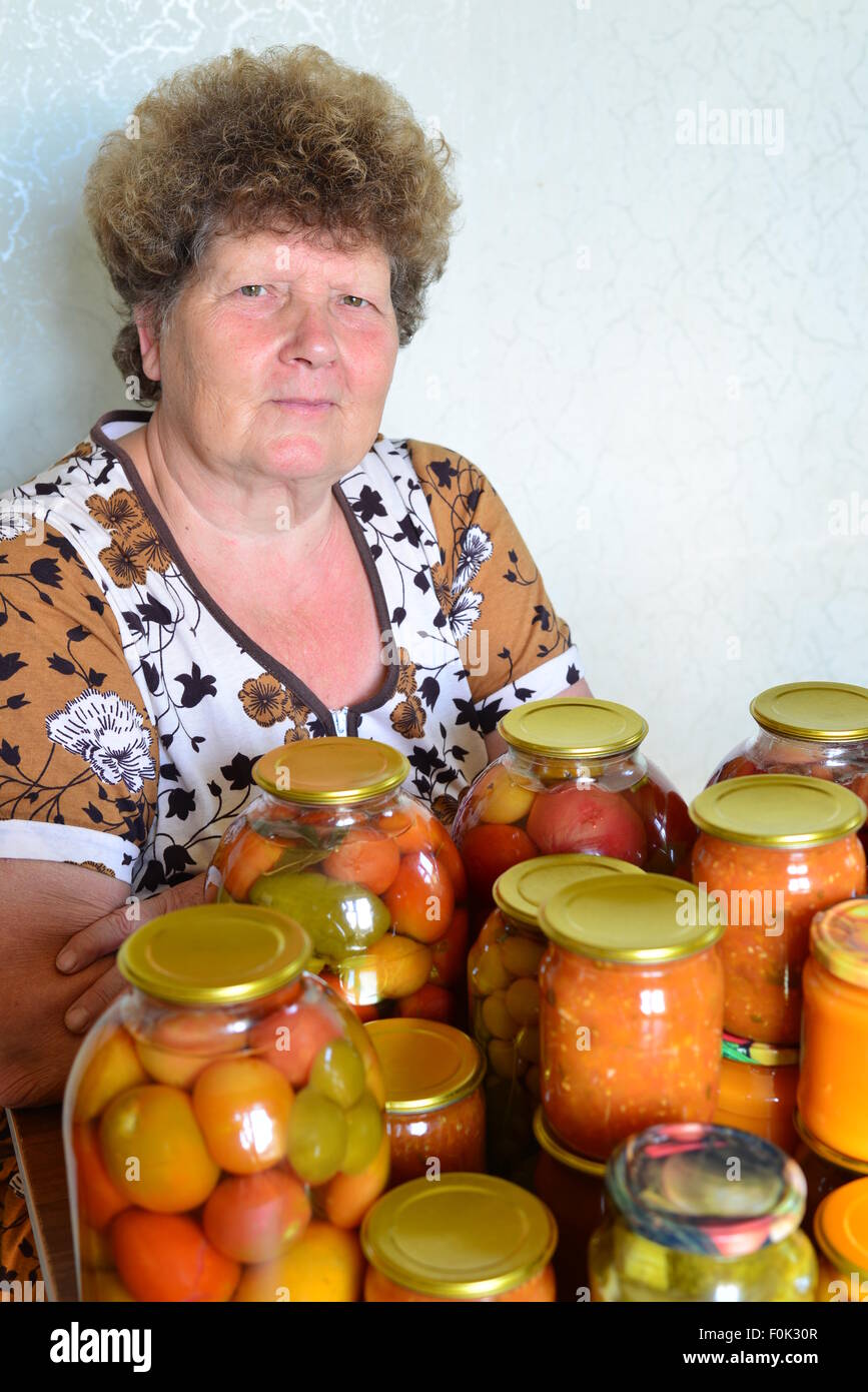 Femme au foyer mature avec des légumes en conserve maison Banque D'Images