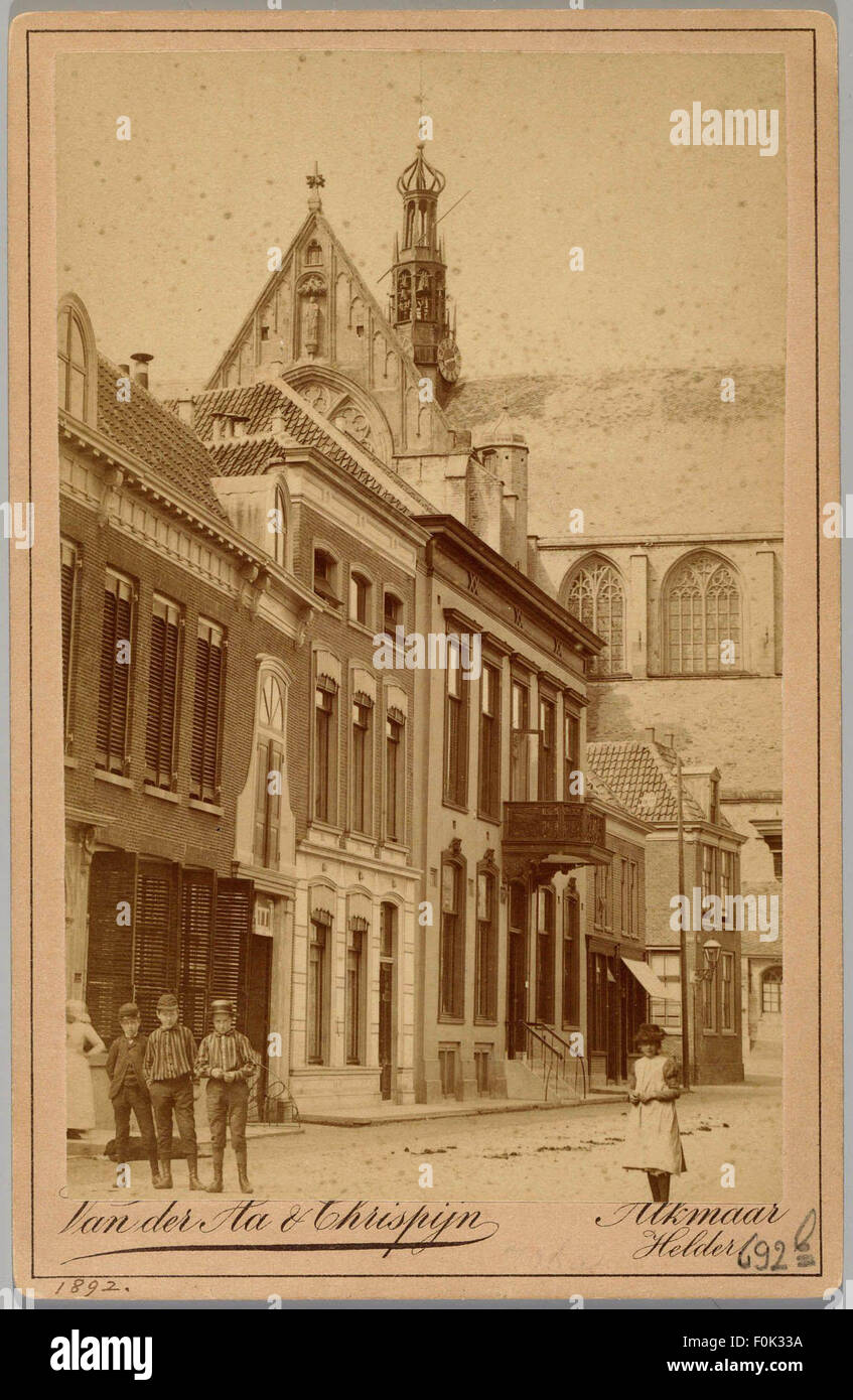 Cette photographie montre Koorstraat à Alkmaar, aux pays-Bas, une rue pittoresque connue pour son architecture historique et son atmosphère vibrante. 'Rechtenvrij' indique que l'image est libre de restrictions de copyright, disponible pour l'usage public. Banque D'Images