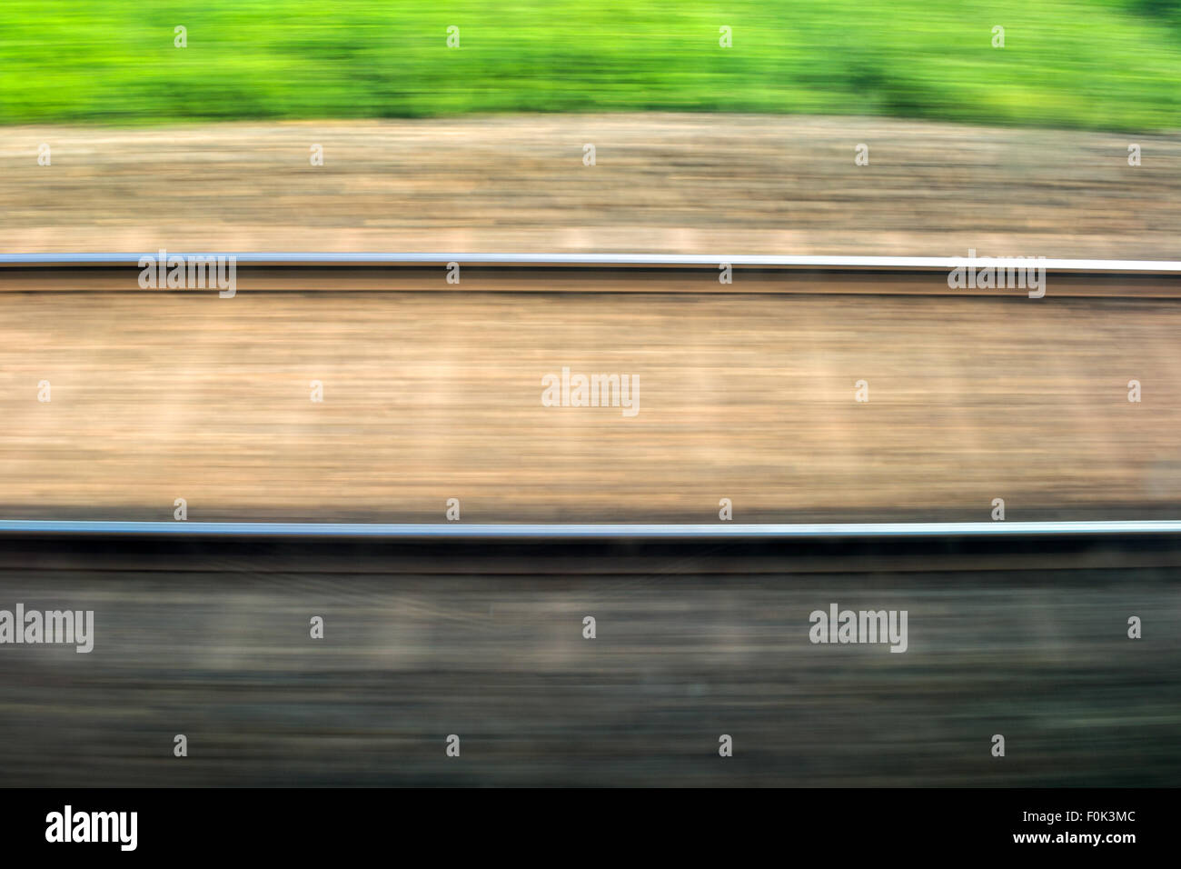 Flou de mouvement des rails de chemin de fer illustrant le concept de transport ferroviaire rapide. Banque D'Images
