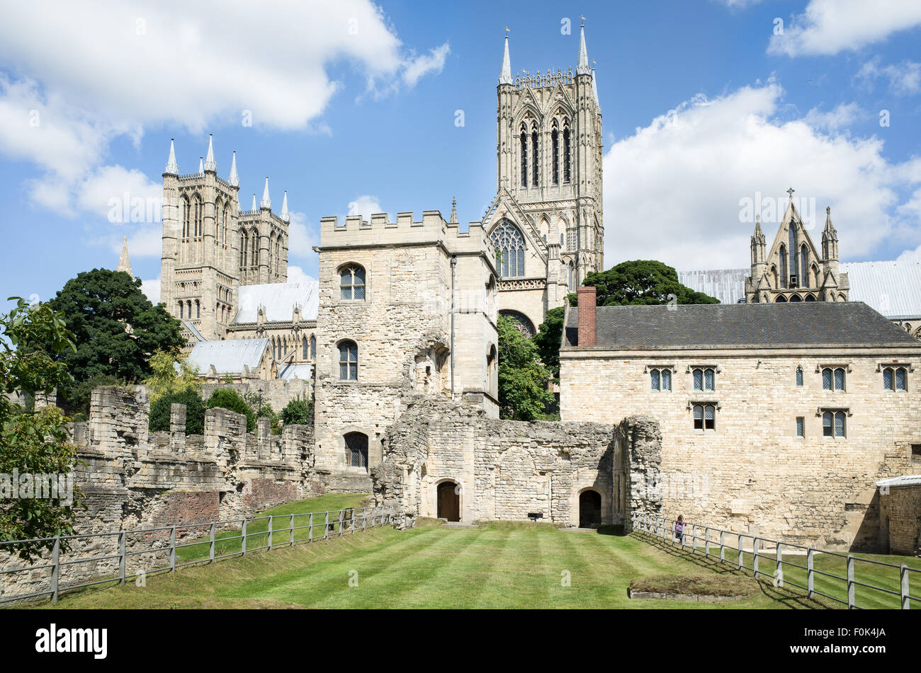 Les vestiges de la cité médiévale du palais épiscopal (construit au xiie siècle) sur le côté sud de la cathédrale de Lincoln en Angleterre. Banque D'Images