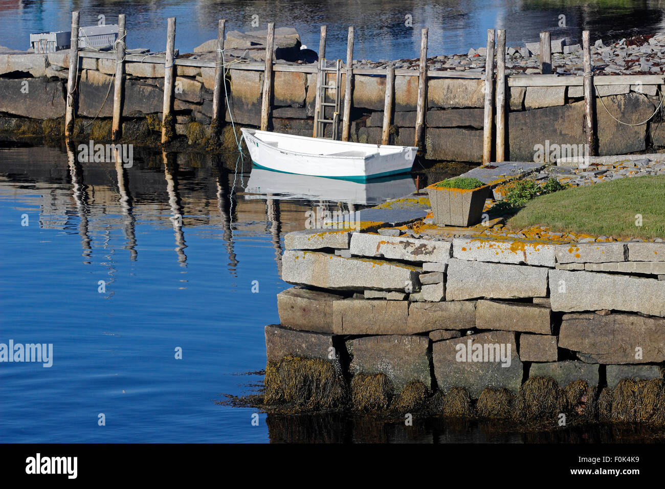 Granit blanc terne et les quais du port de l'île de Vinalhaven Maine Nouvelle Angleterre USA Banque D'Images