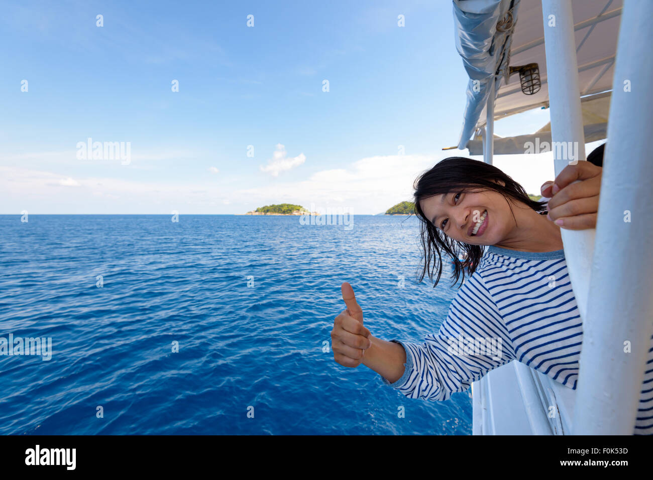 'Woman smiling heureusement avec thumb up louant la belle de la mer à Mu Koh Similan Parc National, Phang Nga Banque D'Images