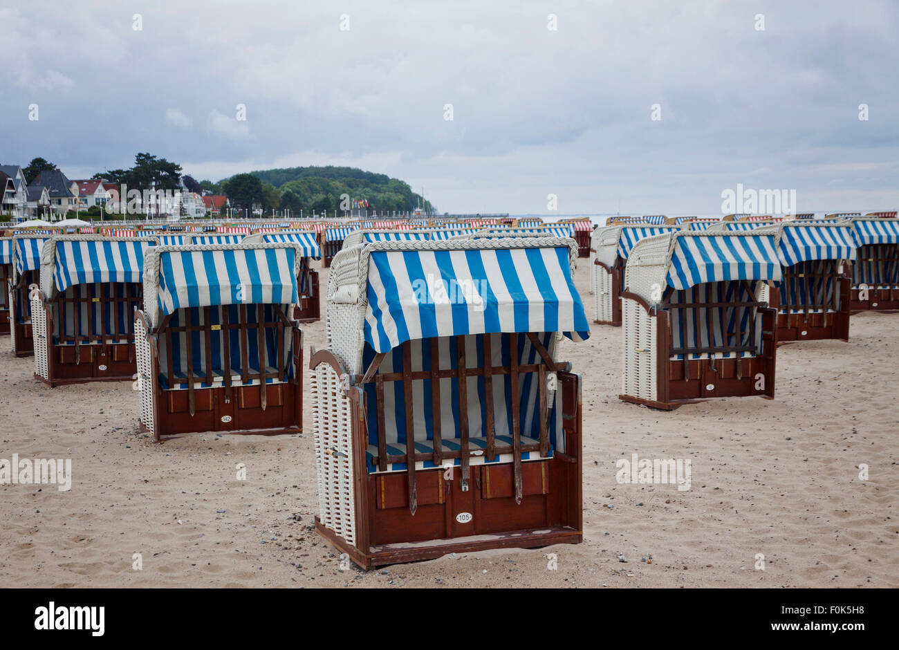 Chaises de plage à capuchon (strandkorb) à la mer Baltique en Allemagne, Travemunde Banque D'Images