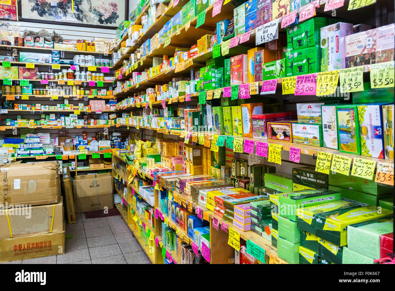 New York, États-Unis, Chinatown District, Shopping Chinese Pharmacy, Traditional Chinese Medicine, étagères, Drug Store, magasin de médecine chinoise Banque D'Images