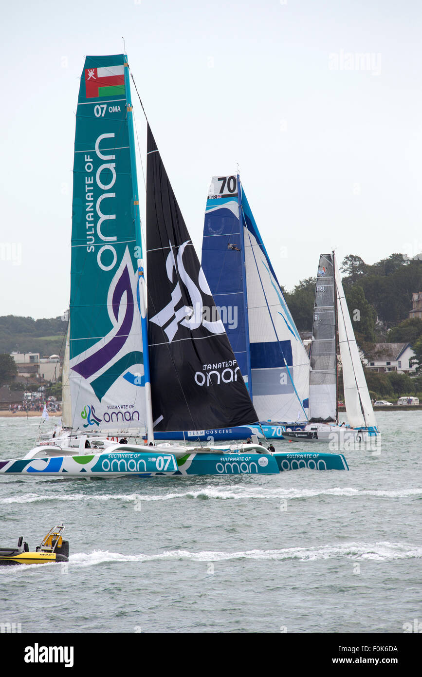 Sultanat d'Oman et de l'équipe course concis au début de la Rolex Fastnet Race 2015 Cowes UK Banque D'Images