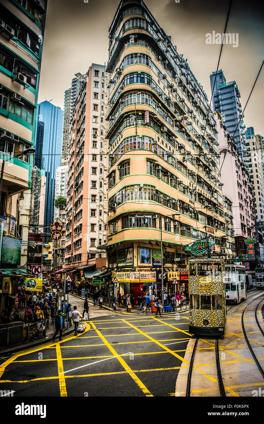 L'architecture de Hong Kong et le système de transport vu d'un tramway. Banque D'Images