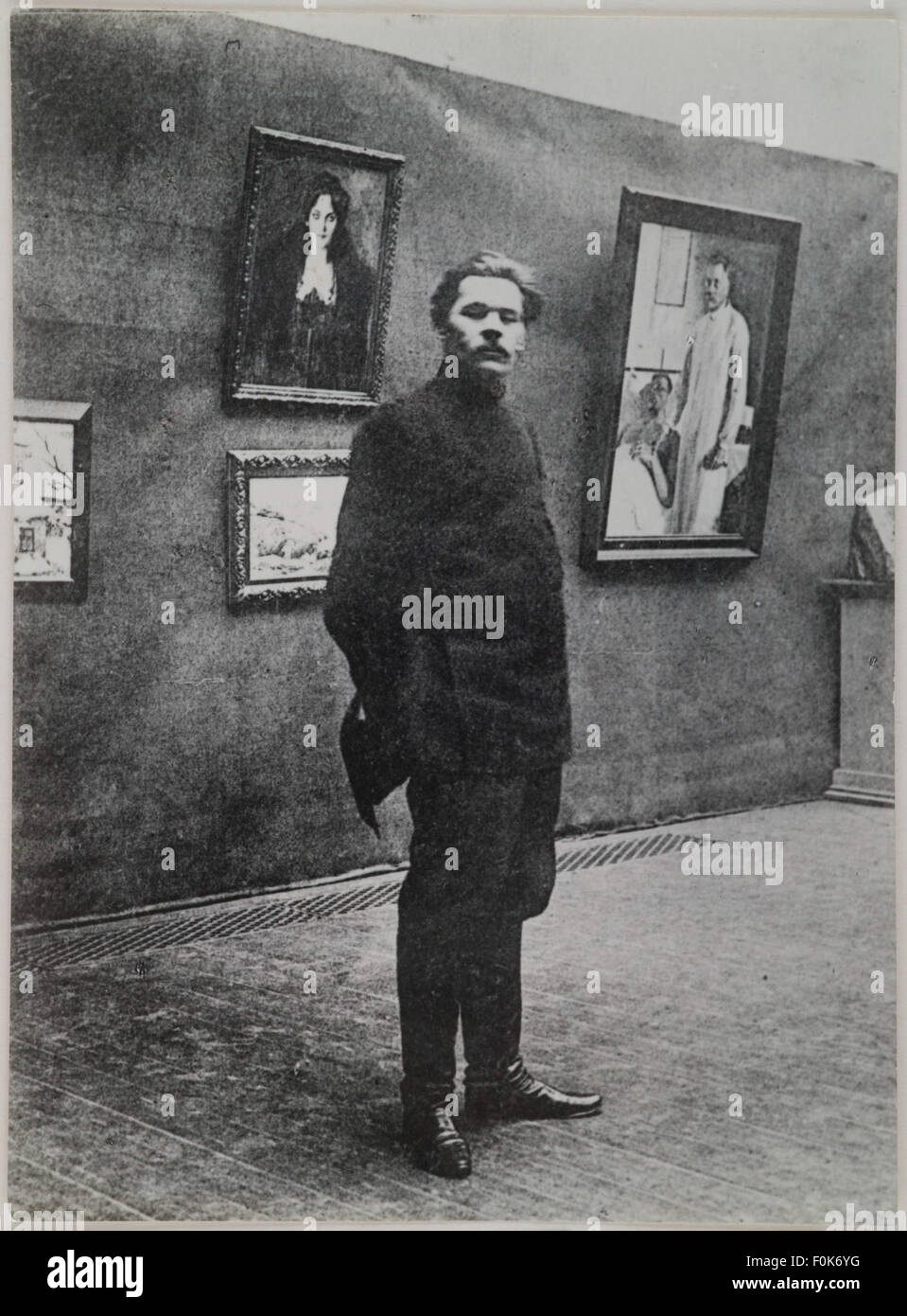 Une photographie prise vers 1906 de Maxim Gorki à l'Ateneum Art Museum d'Helsinki, montrant le célèbre écrivain russe dans un portrait de l'artiste finlandais Akseli Gallen-Kallela. Banque D'Images
