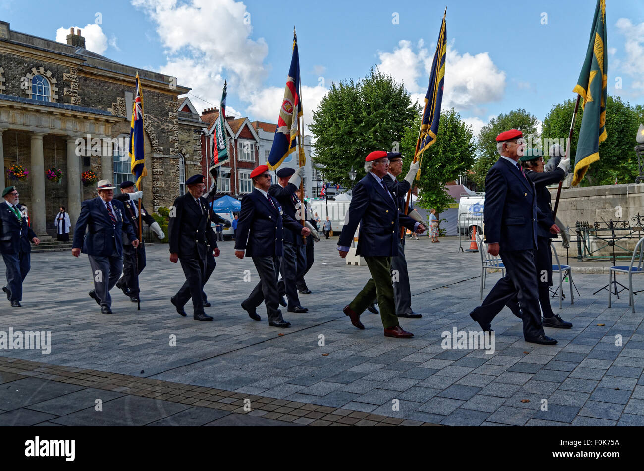 Marche d'anciens combattants de la fête à VJ Banque D'Images