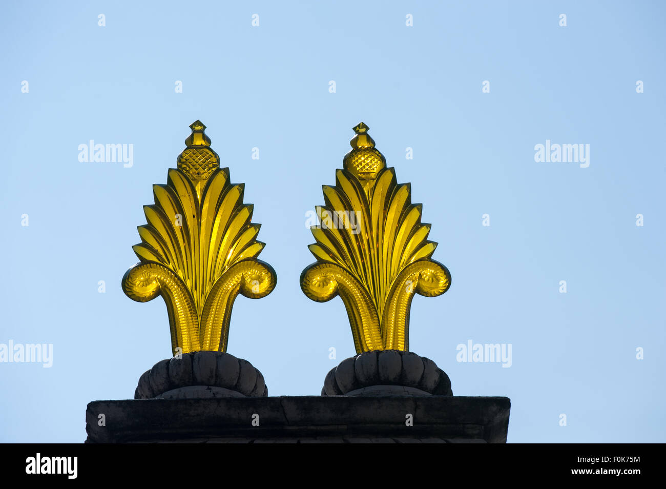 Udaipur, Rajasthan, Inde. Paire de verre tchèque sur le faîtage du Maharana City Palace. Elles ont été importées en provenance de Tchécoslovaquie circa 1700. Banque D'Images
