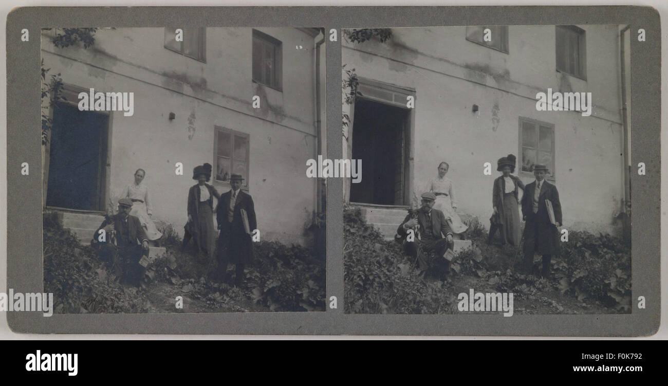 En 1911, Akseli Gallen-Kallela et sa femme Mary, ainsi que le célèbre architecte Eliel Saarinen, ont été vus à la recherche d'une nouvelle maison à Porvoo, en Finlande. La photographie met en lumière la collaboration entre l’artiste et l’architecte durant cette période de leur vie. Banque D'Images
