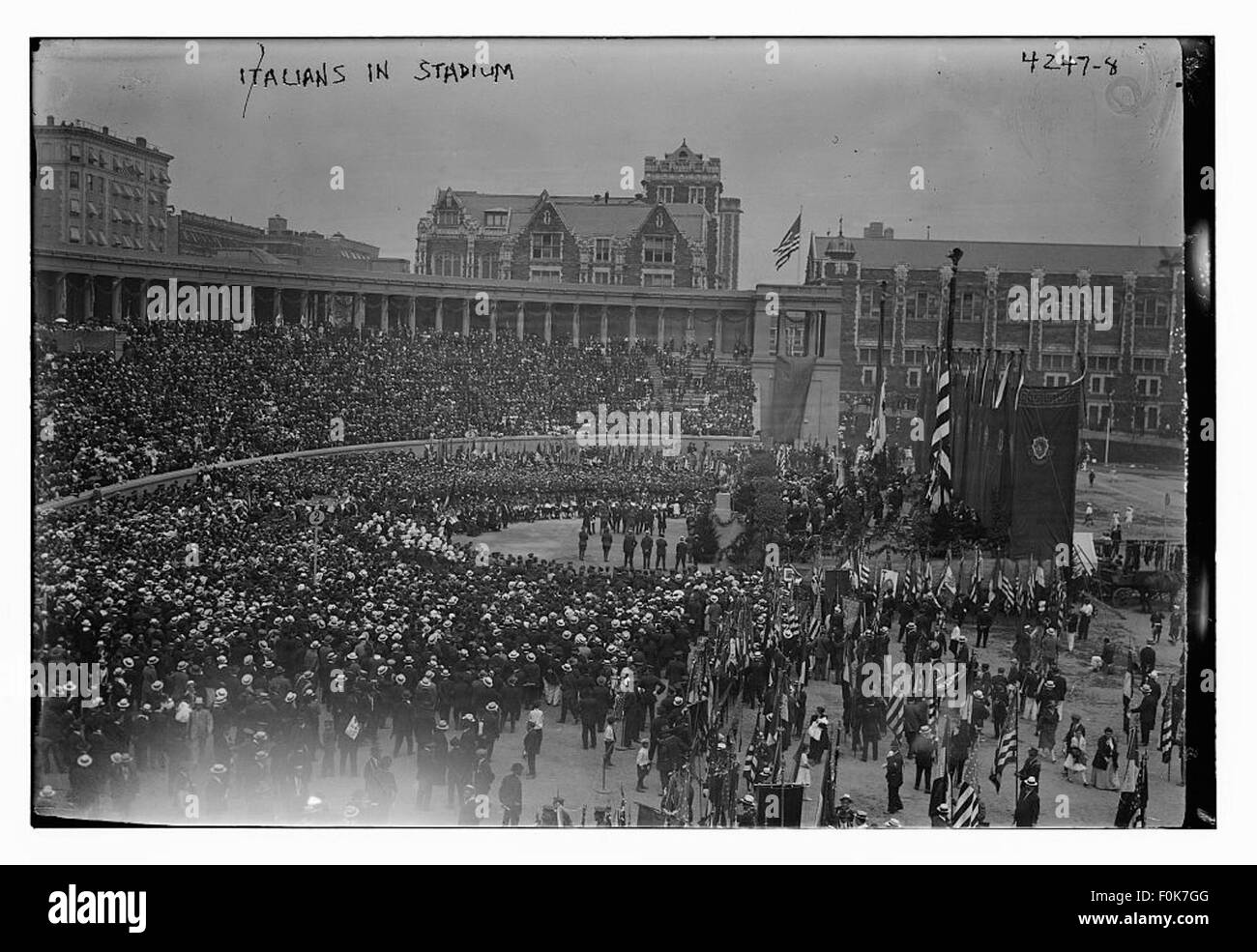 Cette image représente un rassemblement d'Italiens dans un stade, probablement à la suite d'un événement historique ou d'une célébration. La scène capture l'atmosphère de l'époque, mettant en valeur l'unité et la signification culturelle de tels rassemblements publics en Italie. Banque D'Images Cette image représente un rassemblement d'Italiens dans un stade, probablement à la suite d'un événement historique ou d'une célébration. La scène capture l'atmosphère de l'époque, mettant en valeur l'unité et la signification culturelle de tels rassemblements publics en Italie. Banque D'Images
