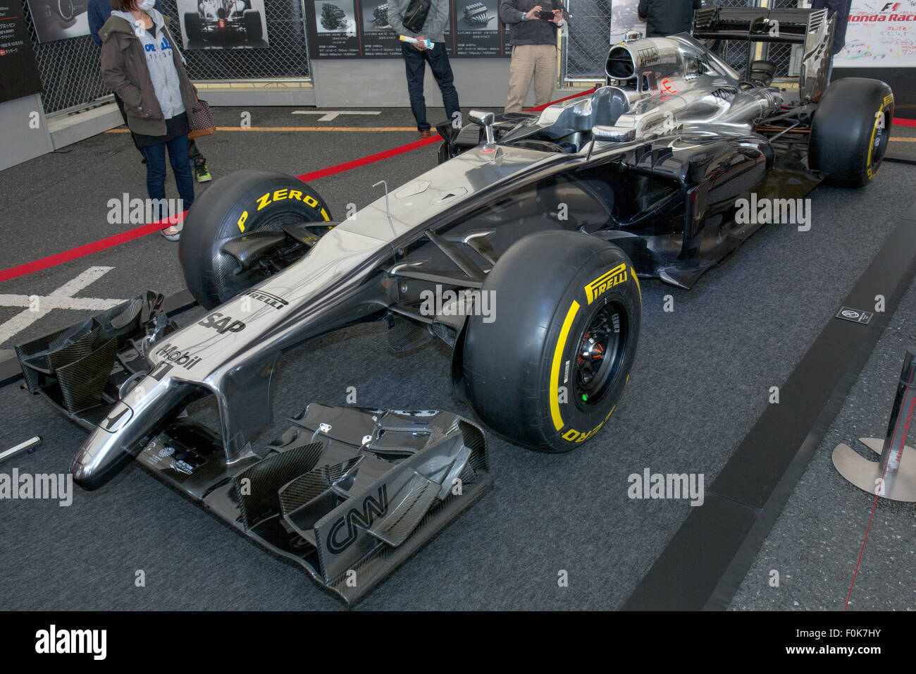 La McLaren MP4-29H est une voiture de formule 1 utilisée par McLaren pendant la saison 2015. Cette image montre la voiture de l'angle avant droit, mettant en évidence sa conception aérodynamique et son ingénierie pour le sport automobile de compétition. Banque D'Images