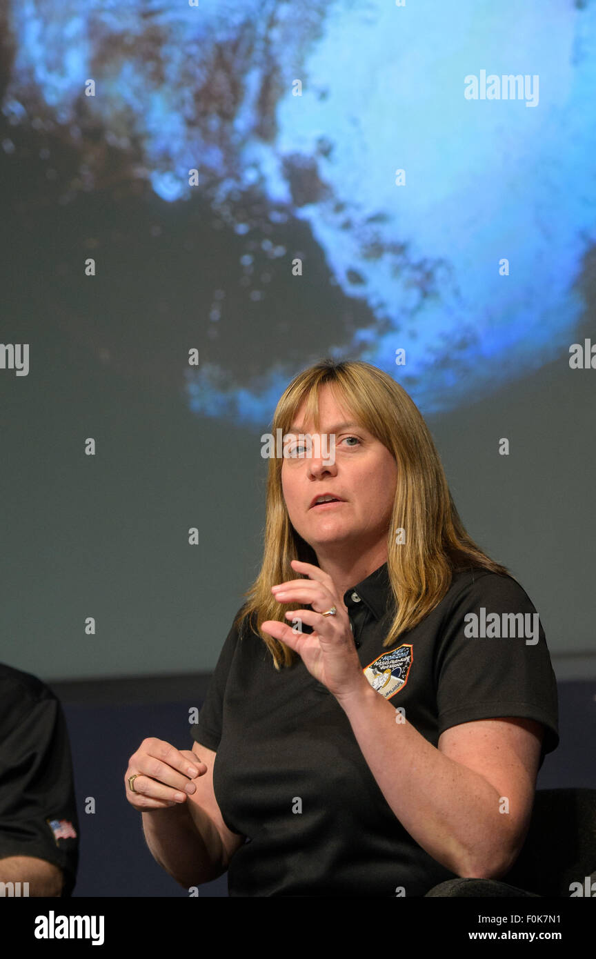 Cathy Olkin, de nouveaux horizons sous-projet scientifique au Southwest Research Institute (SWRI) à Boulder, Colorado, est vu lors d'une mise à jour scientifique de nouveaux horizons où de nouvelles images et les derniers résultats de la science historique du vaisseau spatial vol le 14 juillet à travers le système de Pluton ont été discutés, le vendredi 24 juillet 2015 au siège de la NASA à Washington. Banque D'Images