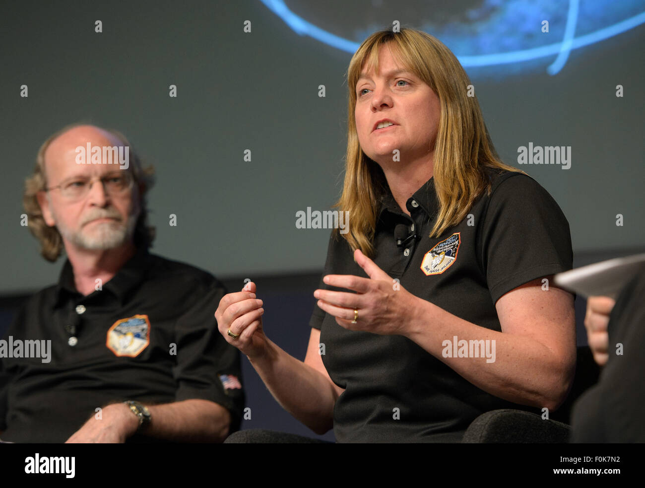 Cathy Olkin, de nouveaux horizons sous-projet scientifique au Southwest Research Institute (SWRI) à Boulder, Colorado, est vu lors d'une mise à jour scientifique de nouveaux horizons où de nouvelles images et les derniers résultats de la science historique du vaisseau spatial vol le 14 juillet à travers le système de Pluton ont été discutés, le vendredi 24 juillet 2015 au siège de la NASA à Washington. Banque D'Images
