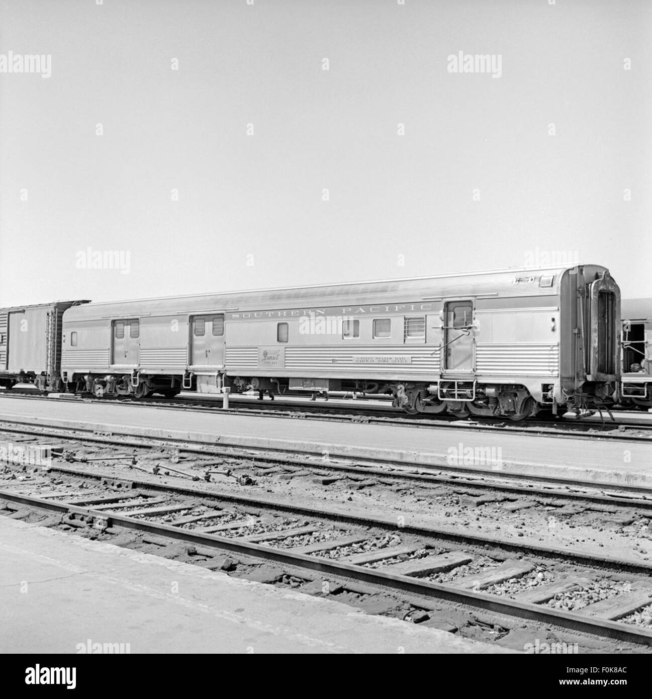 Le wagon à bagages no 223 du Southern Pacific Railway Post Office (RPO) faisait partie du service Espee RPO, utilisé pour le transport du courrier et des bagages entre les gares. Ces wagons spécialisés étaient essentiels pour la livraison du courrier ferroviaire au début du XXe siècle, jouant un rôle important dans le système postal américain. Banque D'Images