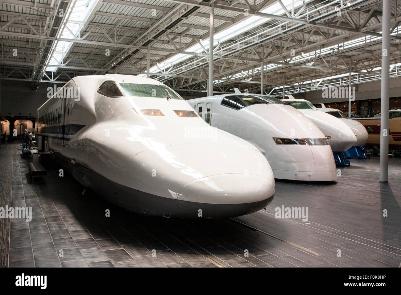 Le Japon, Nagoya, parc ferroviaire. Intérieur du Musée du Shinkansen. Quatre trains à grande vitesse, plus proche de la série 700, puis 200, 100 et 0 disposés en ligne. Banque D'Images