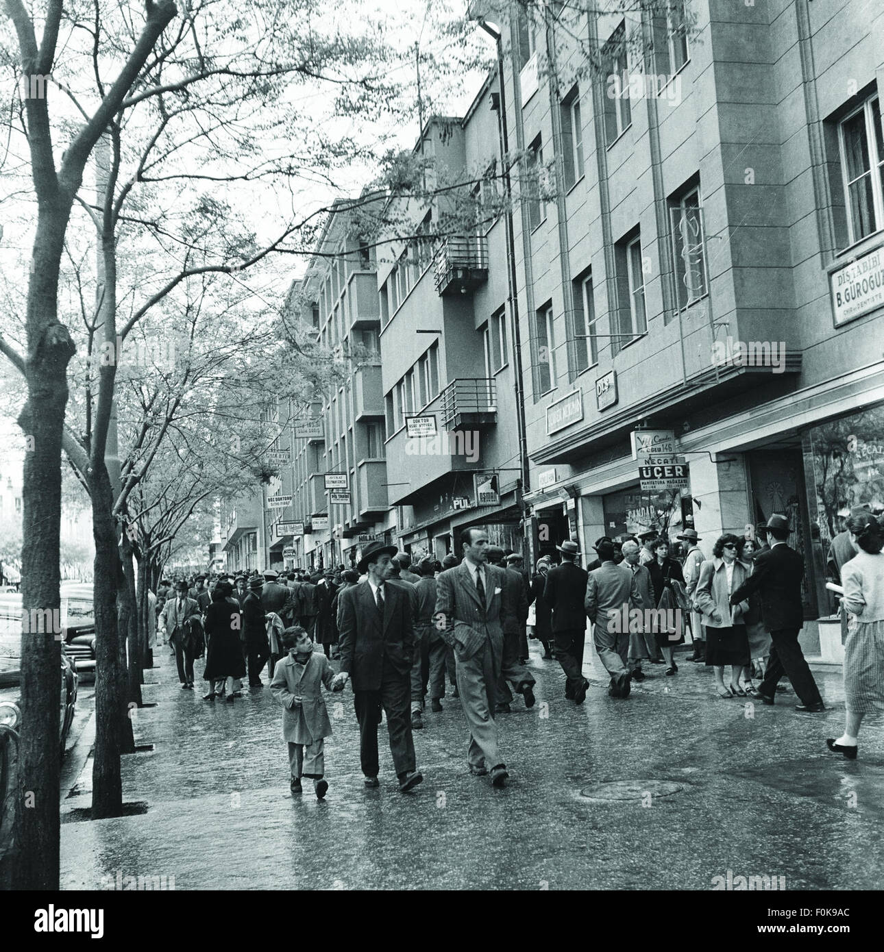 Anafartalar Boulevard à K,kl a été développé avec des immeubles de bureaux et des magasins dans les années 1950, marquant une période significative de développement urbain en Turquie. Cette zone reflète le style architectural et la croissance commerciale de l'après-guerre. Banque D'Images Anafartalar Boulevard à K,kl a été développé avec des immeubles de bureaux et des magasins dans les années 1950, marquant une période significative de développement urbain en Turquie. Cette zone reflète le style architectural et la croissance commerciale de l'après-guerre. Banque D'Images