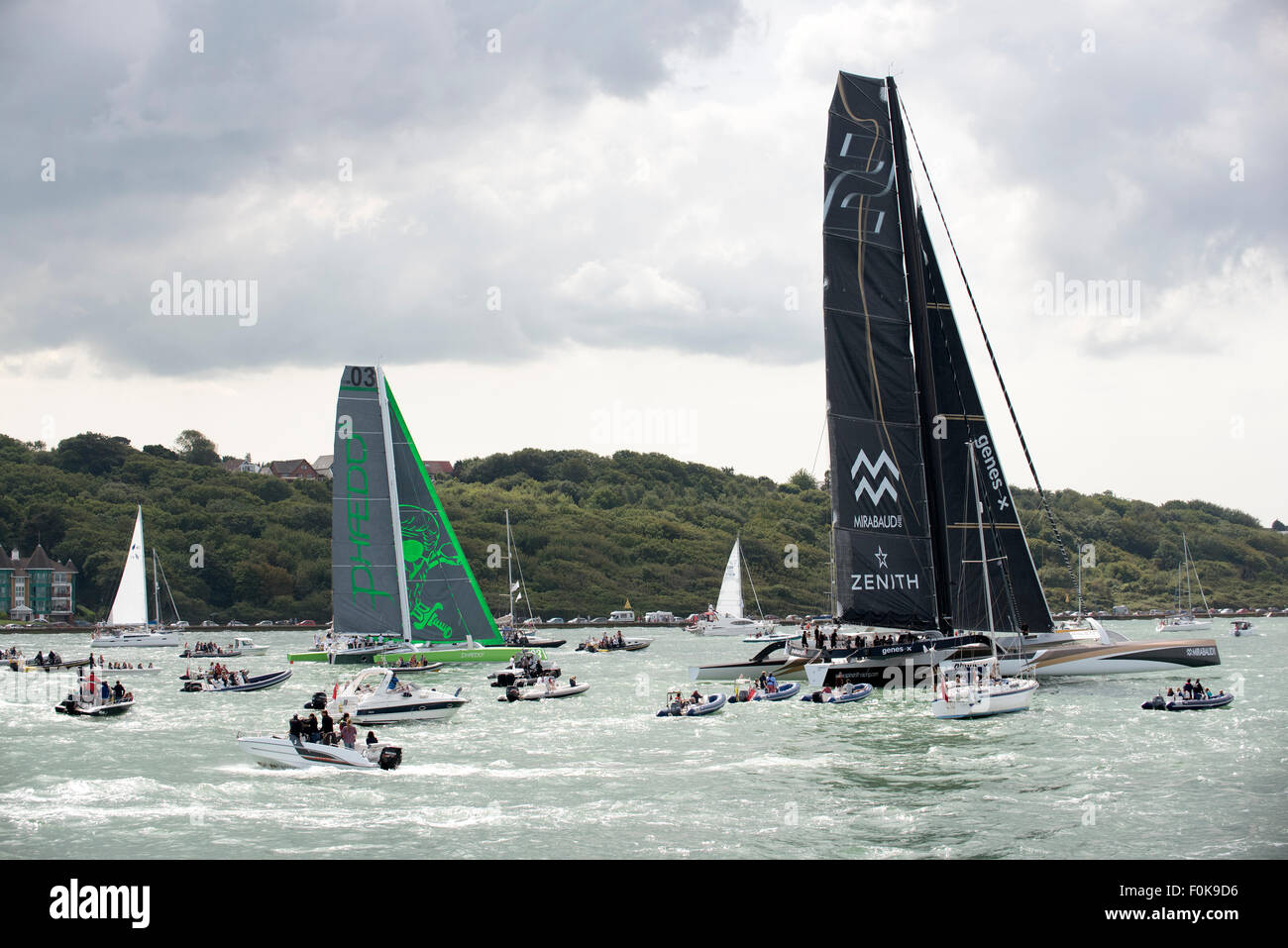 Phfedo 3 yachts et gènes X Mirabaud 1819 Zenith à certains parcs éoliens au début de la Rolex Fastnet Race sur le Solent off Banque D'Images