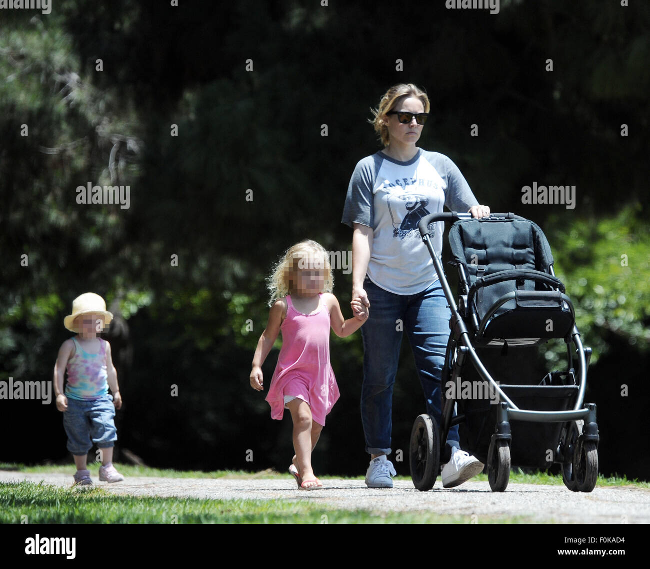 Kristen Bell prend une promenade dans Griffith Park à Los Angeles avec ses filles Lincoln et Delta. La famille a traversé le parc avant de se rendre à la piste Café pour le petit-déjeuner comprend : Kristen Bell, Bell, Bell Lincoln Delta Où : Los Angeles, California, United States Quand : 16 Juin 2015 Banque D'Images