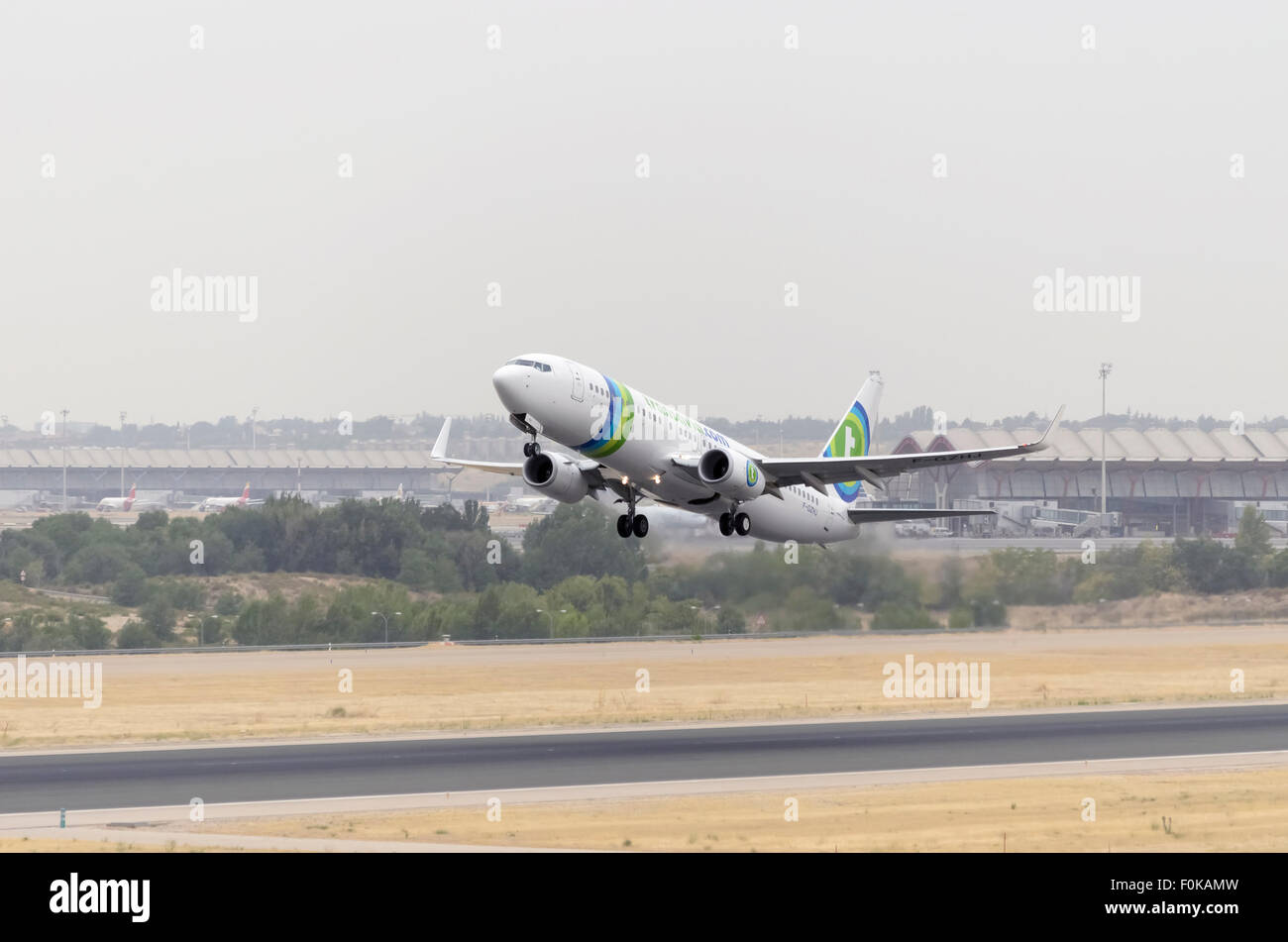 -Avions Boeing 737-86J-, -d- Transavia France, la compagnie aérienne est de décoller de l'aéroport- -Adolfo Suarez. Banque D'Images