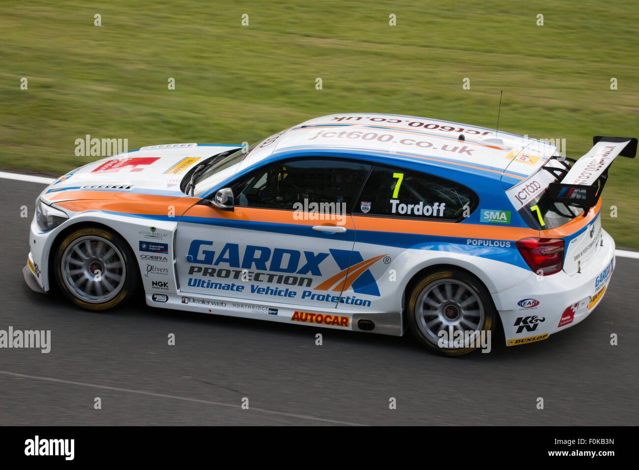 Sam Tordoff argile approche Hill dans l'équipe JCT600 avec GardX BMW 125i M Sport Oulton Park BTCC Banque D'Images