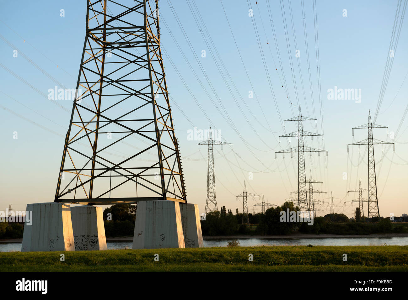 Les lignes d'électricité à haute tension traversant le Rhin, Rheindorf, Rhénanie du Nord-Westphalie, Allemagne. Banque D'Images Les lignes d'électricité à haute tension traversant le Rhin, Rheindorf, Rhénanie du Nord-Westphalie, Allemagne. Banque D'Images