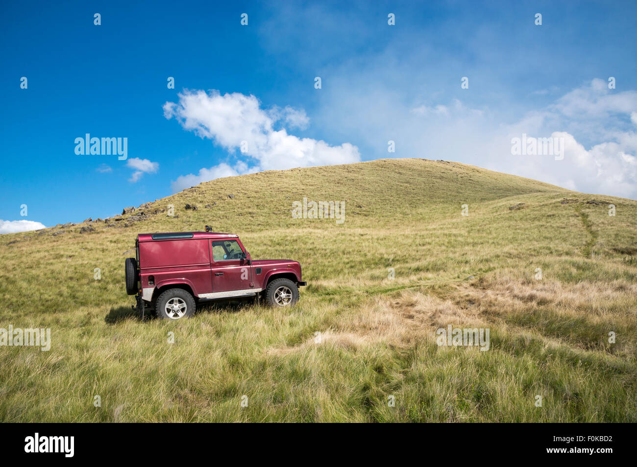 Véhicule tout terrain robuste sur les collines et les landes au-dessus Glossop Derbyshire, Angleterre. Banque D'Images