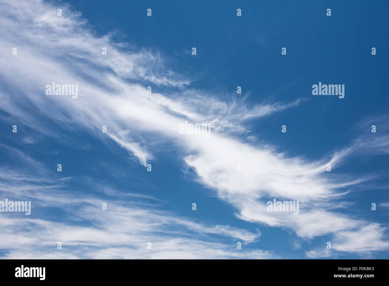 Météo, Belle whispy nuages contre ciel bleu. New York Banque D'Images