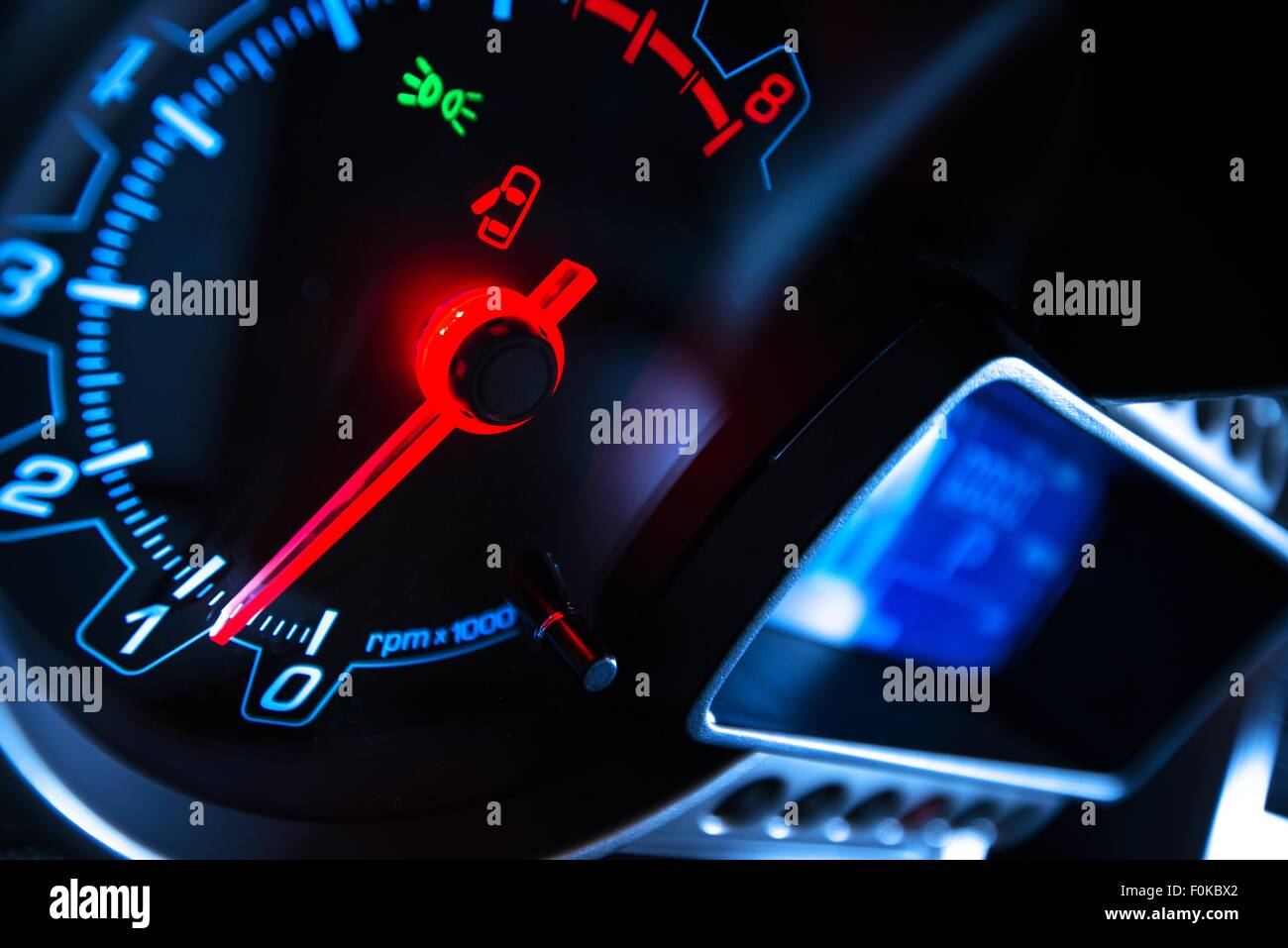 Tableau de bord voiture numérique moderne avec compte-tours. Voiture Concept. Banque D'Images