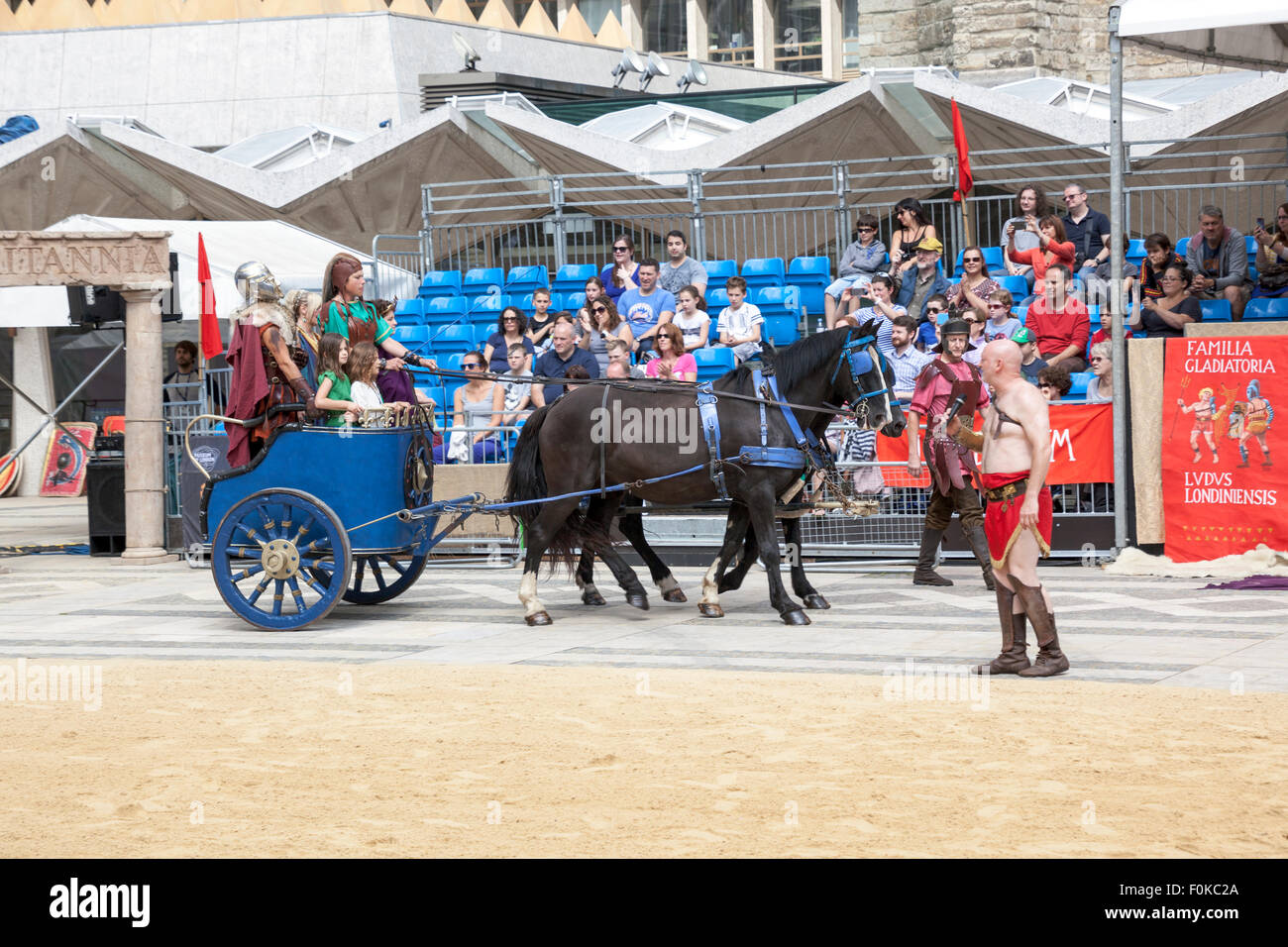 Londres, Royaume-Uni. 16 août, 2015. Live action Gladiator montrent au Guildhall Yard. Les gladiateurs professionnels il bataille en cour, le site Guildhall de Londres est qu'amphithéâtre romain. Les reconstructions du gladiator-style jeux une fois tenu dans l'ancienne Londinium a eu lieu devant une foule joyeuse et l'empereur qui décident qui va se rendre à marche warrior gratuitement en fonction de leur rendement. Credit : Nathaniel Noir/Alamy Live News Banque D'Images