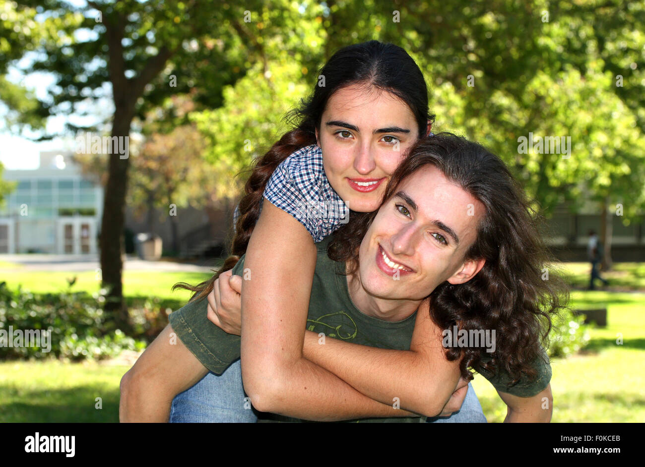 Young woman smiling outdoors Banque D'Images