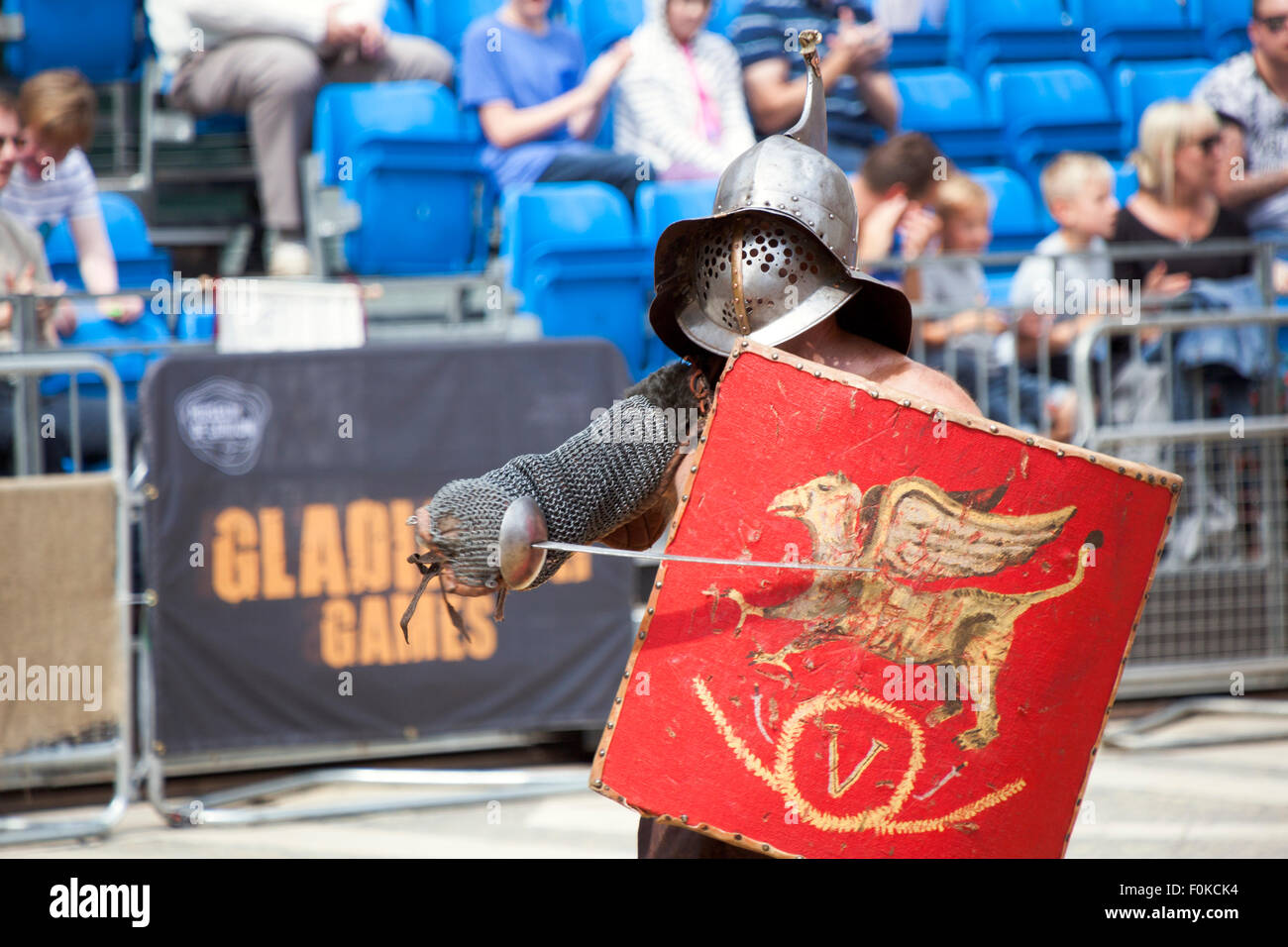 Londres, Royaume-Uni. 16 août, 2015. Live action Gladiator montrent au Guildhall Yard. Les gladiateurs professionnels il bataille en cour, le site Guildhall de Londres est qu'amphithéâtre romain. Les reconstructions du gladiator-style jeux une fois tenu dans l'ancienne Londinium a eu lieu devant une foule joyeuse et l'empereur qui décident qui va se rendre à marche warrior gratuitement en fonction de leur rendement. Credit : Nathaniel Noir/Alamy Live News Banque D'Images